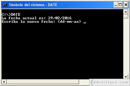 Ventana del Símbolo del sistema ejecutando date - Ejemplo del tutorial de CMD de {Abrirllave.com