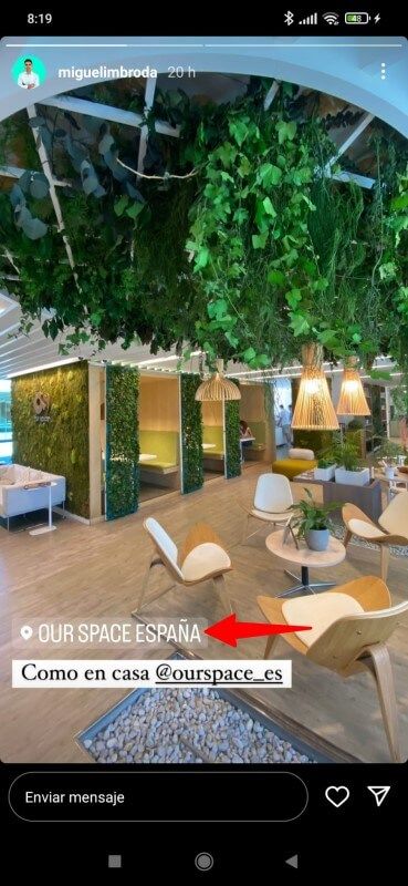 Historia de Instagram con un salón y su ubicación resaltada